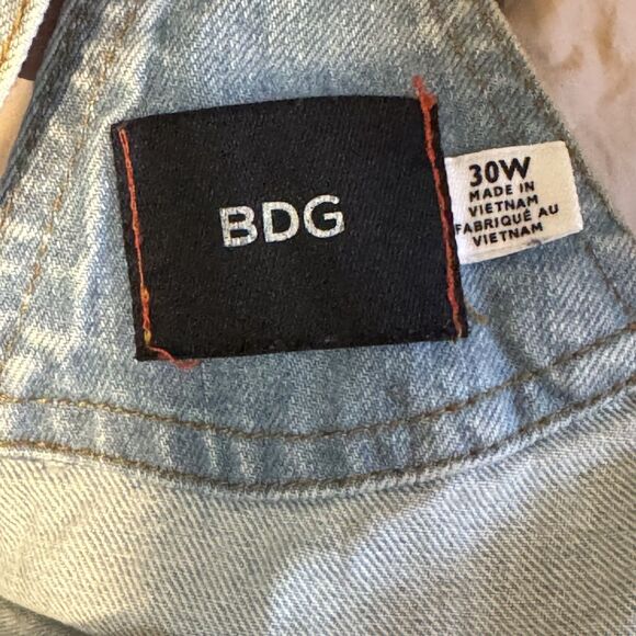 BDG Shortall Overalls Womens 30W Light Wash Denim Distressed Raw Hem Shorts - Picture 15 of 15